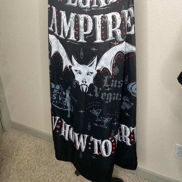 Vegas Dracula Halloween Cape - Picture 5 of 7